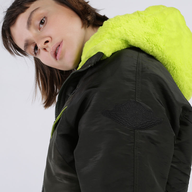 женская зеленая куртка Jordan Reversible Bomber Jacket CQ6657-325 - цена, описание, фото 5